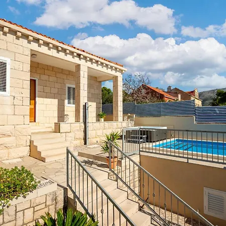 4 Bedroom Lovely In