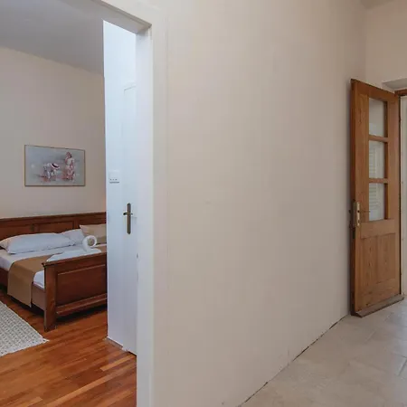 4 Bedroom Lovely In Hébergement de vacances *