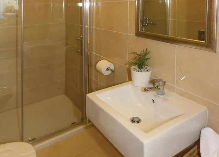 4 Bedroom Lovely In אורביץ