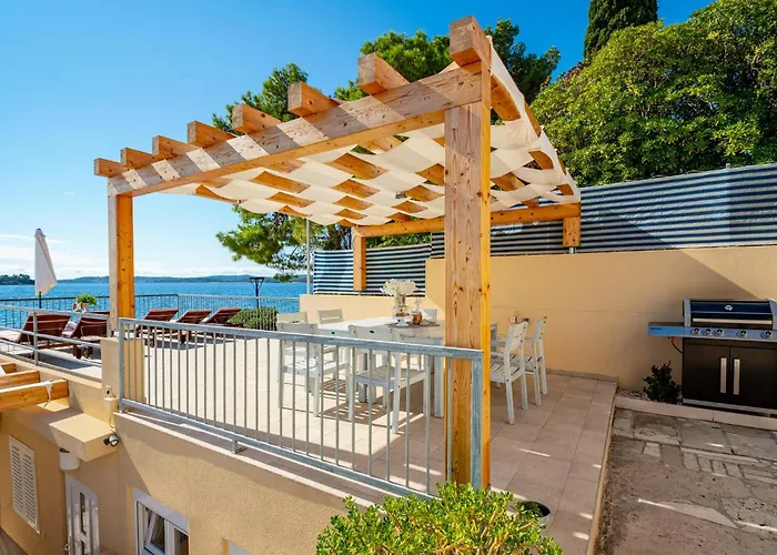 בית נופש 4 Bedroom Lovely In אורביץ