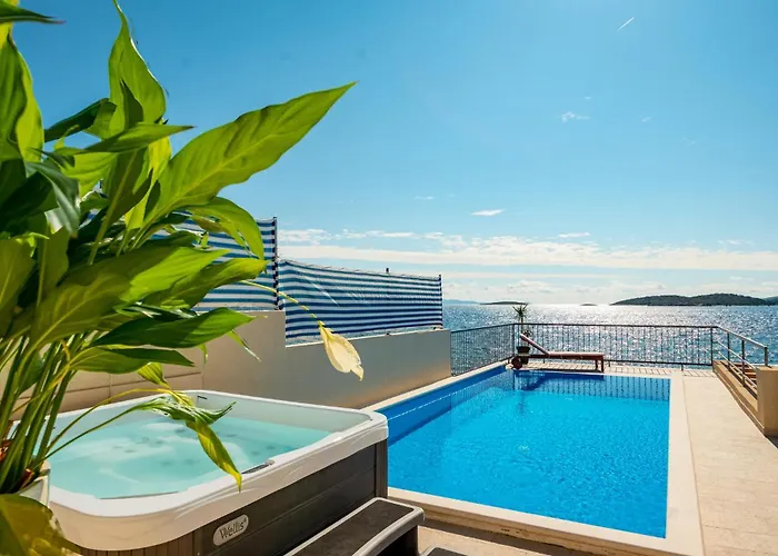 4 Bedroom Lovely In אורביץ