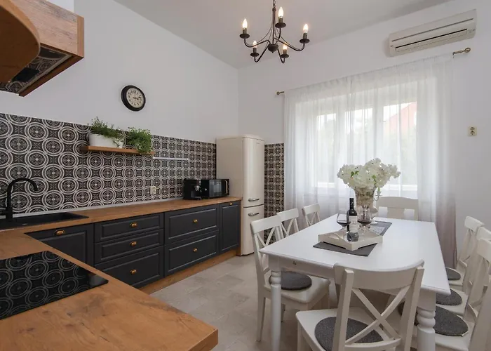 בית נופש 4 Bedroom Lovely In