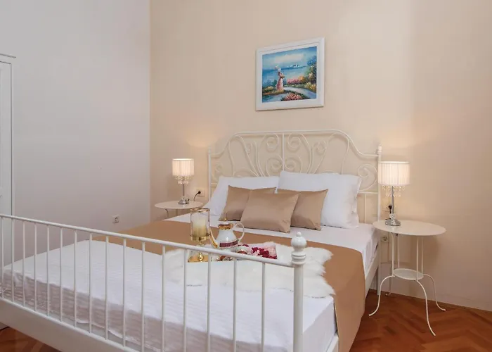 4 Bedroom Lovely In בית נופש אורביץ