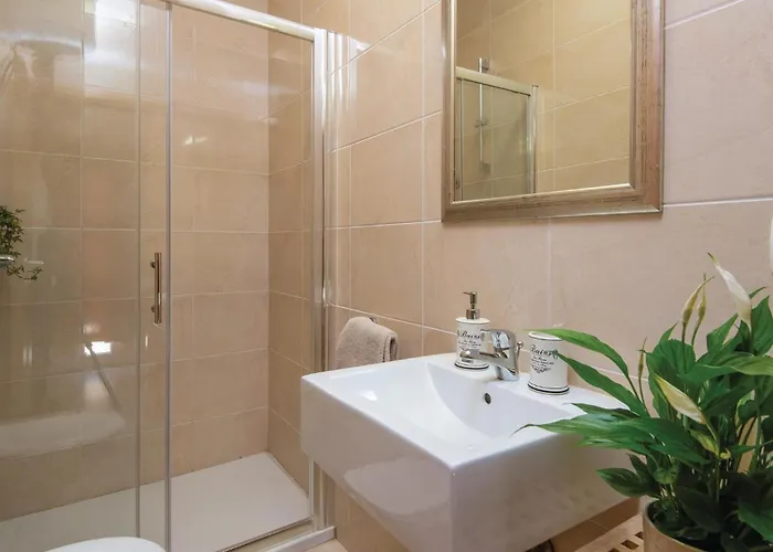 Nyaraló 4 Bedroom Lovely In